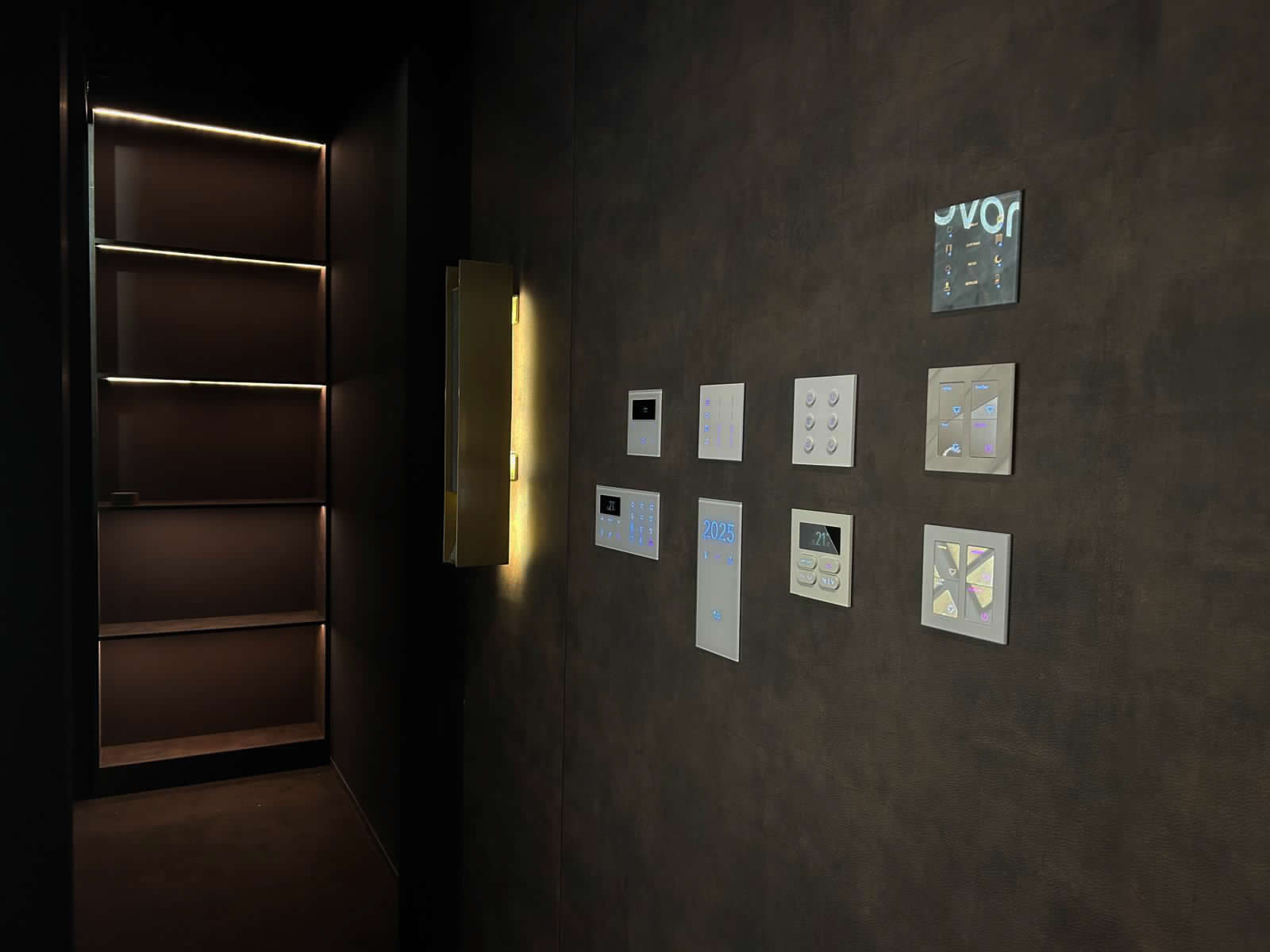 Stand Black Nova — Euroluce 2025 — foto 5
