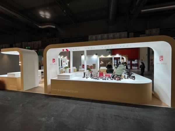 Stand Jose Saenz — MICAM 2025 — foto 2